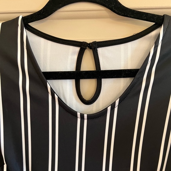 Short sleeved jumpsuit - Picture 5 of 10